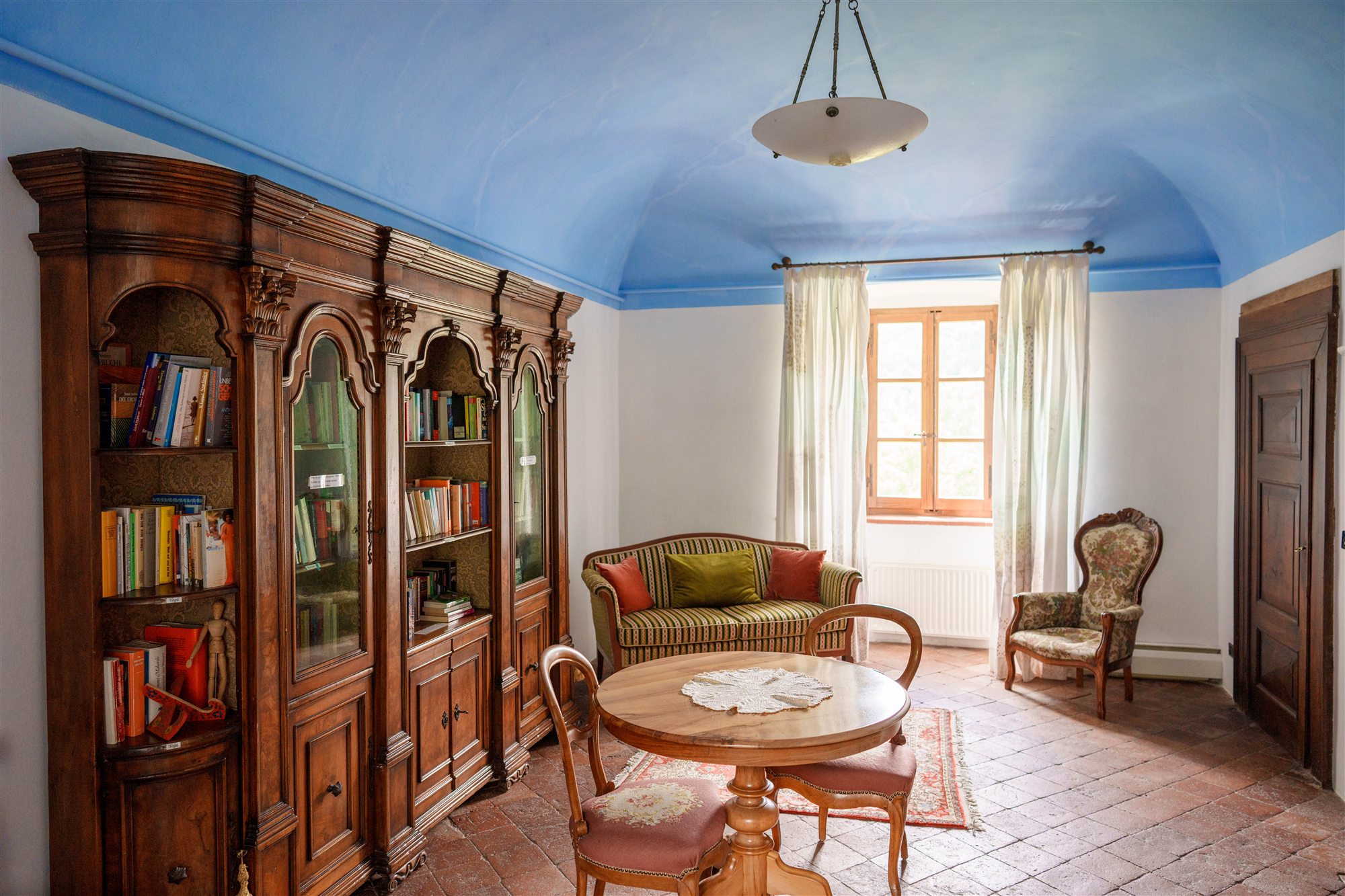 Der gemeinschaftliche Salon mit gewölbter blauer Decke.